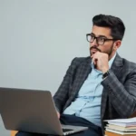 Trabalhador em busca de informações sobre auxílio-doença.