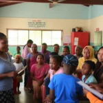 Centro comunitário onde famílias recebem informações sobre benefícios sociais disponíveis.
