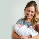 Mãe segurando o bebê após receber salário maternidade